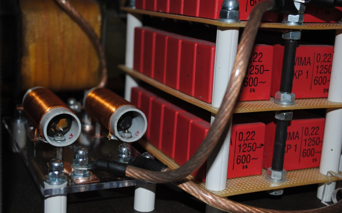 Capacitor and Filter Circuit